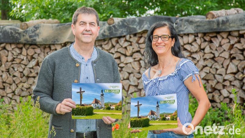 Stellten gemeinsam die neue Postkarte vor: Arno Stahl und Tanja Steinkohl vom Festausschuss. Bild: Hans Walter