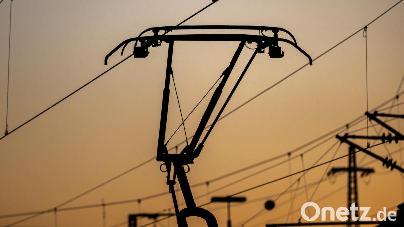 Die &quot;IG Bahnstrom – so nicht!&quot; aus Illschwang spricht sich gegen Freileitungen bei der Elektrifizierung der Bahnstrecken in Nordostbayern aus. Eine alternative Stromversorgung wäre laut einem Gutachten machbar, würde aber mehr kosten. Symbolbild: Daniel Karmann/dpa