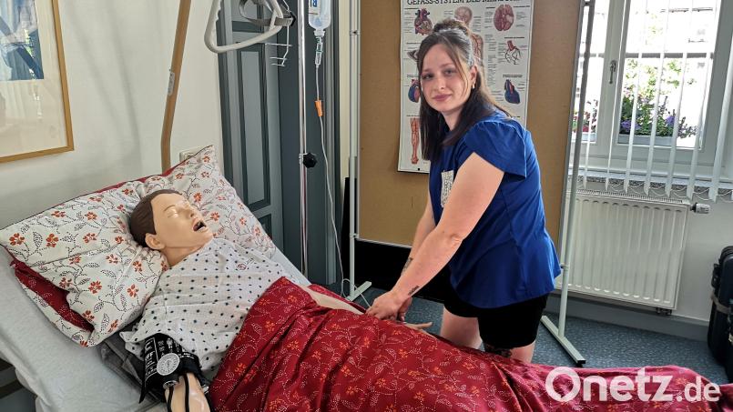 Natalie Hecht absolviert eine Teilzeitausbildung zur Pflegefachfrau. Das Bild zeigt sie an einem Bett mit einer Pflegepuppe in den Räumen der Berufsfachschule für Pflege am BBZ in Erbendorf. Bild: lnz