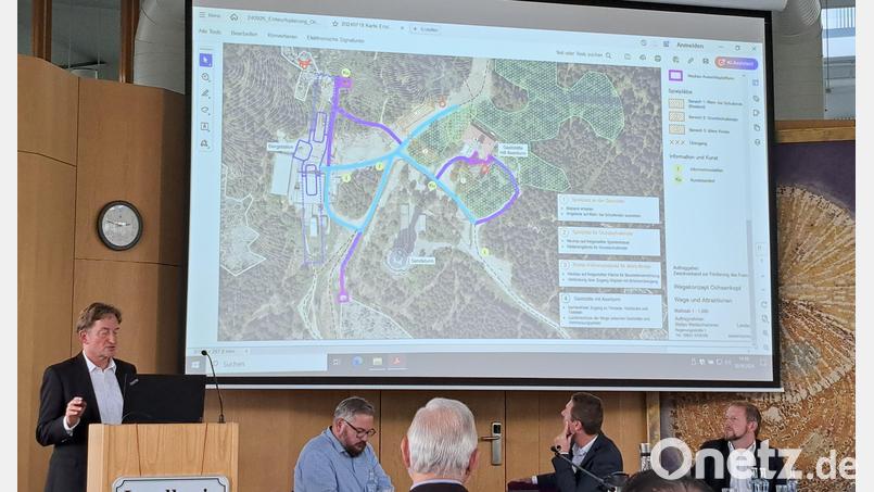 Landschaftsarchitekt Stefan Weidenhammer (links) stellte dem Kreistag im September 2024 das Besucherlenkungskonzept für den Ochsenkopfgipfel vor. Die Pläne werden umgesetzt – trotz Sparkurs beim Landkreis. Archivbild: Udo Bartsch/fph