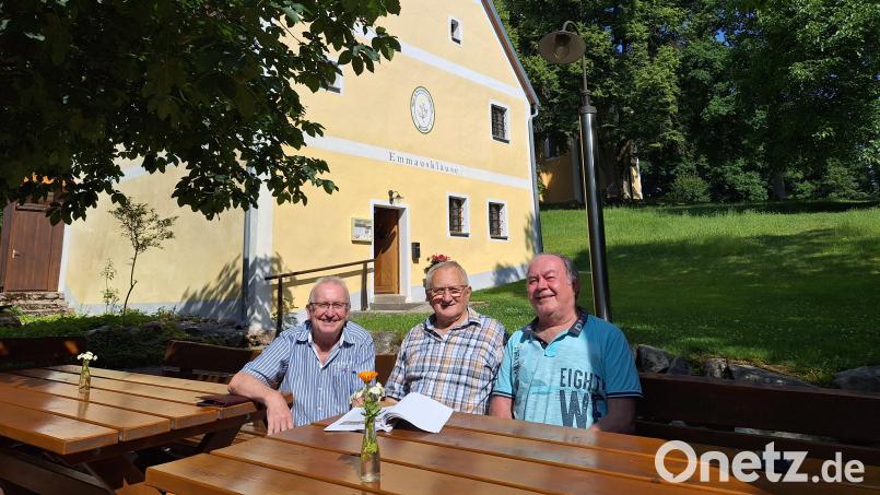 Helmut Friedl, Erich Brunner und Josef Hösl (von links), hier vor der Emmausklause auf dem Eixlberg, haben Dokumente und Erinnerungen zusammengetragen zu 125 Jahren Wald- und Verschönerungsverein Pfreimd. Die Chronik gibt es ab Samstag, 28. Juni. Bild: bl