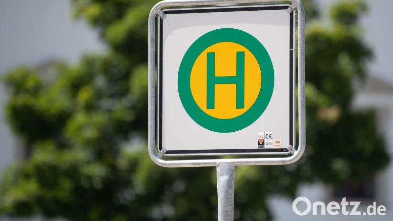 Wegen eines Wasserrohrbruchs ist die Geschwister-Scholl-Straße in Sulzbach-Rosenberg gesperrt. Das hat auch Auswirkungen auf den ÖPNV. Symbolbild: Marijan Murat/dpa