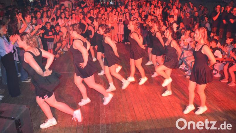Einen umjubelten Auftritt legten 13 der 22 Festdamen der Münchenreuther Feuerwehr mit einer Showtanzeinlage hin, spätestens da stand das ganze Festzelt. Bild: jr