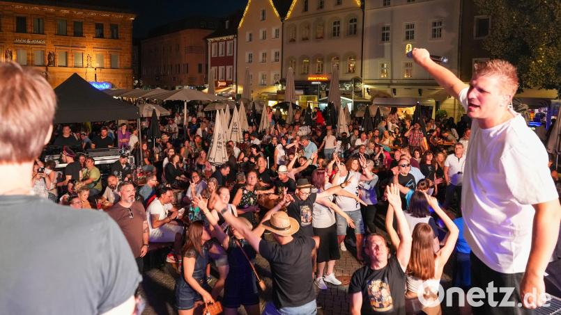Das ist das, was die Amberger an ihrem Altstadtfest so mögen: Die Stimmung ist perfekt. Wie hier am Marktplatz bei der Partyband MAXXX. Bild: Petra Hartl