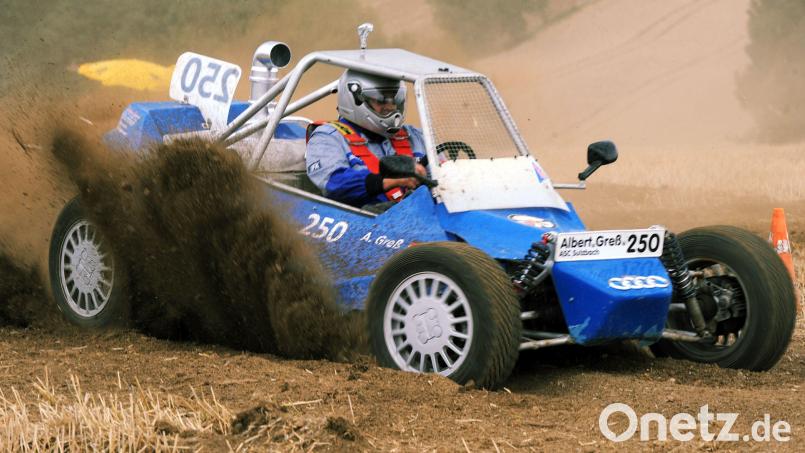 Beim Auto-Cross-Slalom wird viel Staub aufgewirbelt. Archivbild: gf