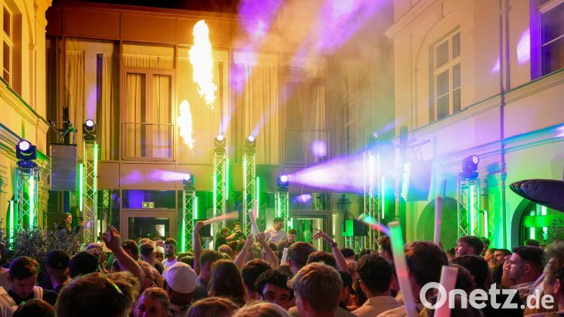 Zum DJ-Set der Damn Dudes drängte sich das Partyvolk in die Drei Höfe. Bild: Petra Hartl