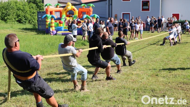 Die &quot;Spontis&quot; um Josef Meier (links) setzten sich beim Tauziehturnier der Feuerwehr Vilshofen gegen fünf andere Teams klar durch. Bild: mrr
