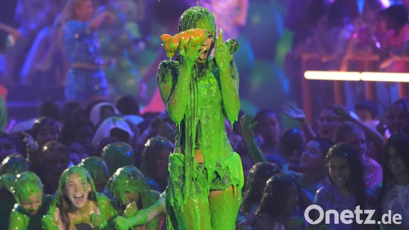 Eine Schleimdusche für Tyla. Bild: Chris Pizzello/Invision via AP/dpa