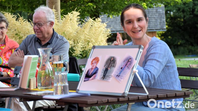Autorin Yvette Eckstein aus Augsburg las aus ihrem neuen Krimi, erzählte aber auchvon der Entstehung des Buches &quot;Bärnauer Schatten&quot;. Bild: ubb