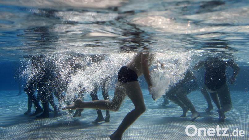 Im Freibad in Hof haben zwei junge Männer ein Mädchen (12) belästigt. Symbolbild: Emily Wabitsch /dpa