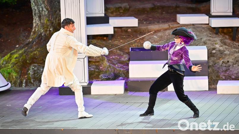 Die Gegenspieler der neuen Inszenierung in Aktion: die geheimnisvolle Lady Amber de Winter, gespielt von Marissa Möller (rechts), und der junge Held Charles d’Artagnan, verkörpert von Manuel Karadeniz. Bild: Florian Miedl