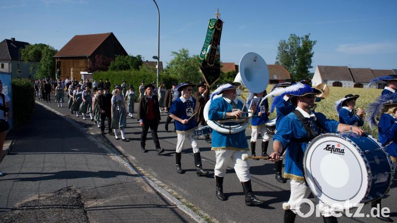 Unter den Klängen des Hirschauer Musikzugs ging es zur Abholung der neuen Regenten. Bild: bk
