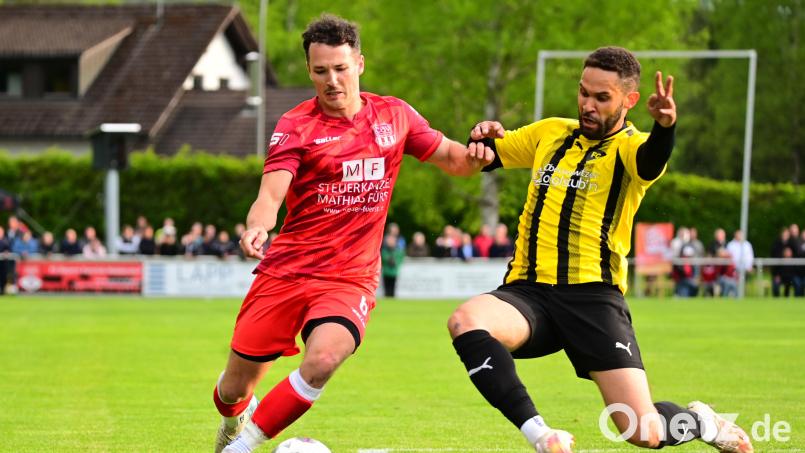 Luca Foti (links) und der TSV Waldershof absolvieren am kommenden Sonntag das erste Testspiel gegen den FC Tirschenreuth um Anthony Hofweller. Archivbild: Thomas Schrems
