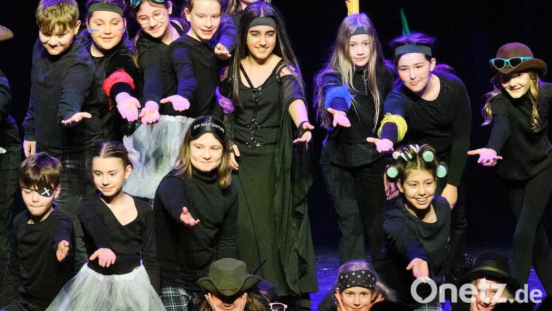 Schon bei der Auftaktveranstaltung der Amberger Schultheatertage im Februar überzeugten die Schülerinnen und Schüler der Musicalklasse des Max-Reger-Gymnasiums mit ihrem Schwung und Charme. Nun gibt es das ganze Musical zu sehen: &quot;Peter Pan. Der Junge, der nie erwachsen wird&quot;, am Donnerstag, 26. Juni, um 19 Uhr im Multifunktionsraum des MRG. Bild: DJDS AMBERG