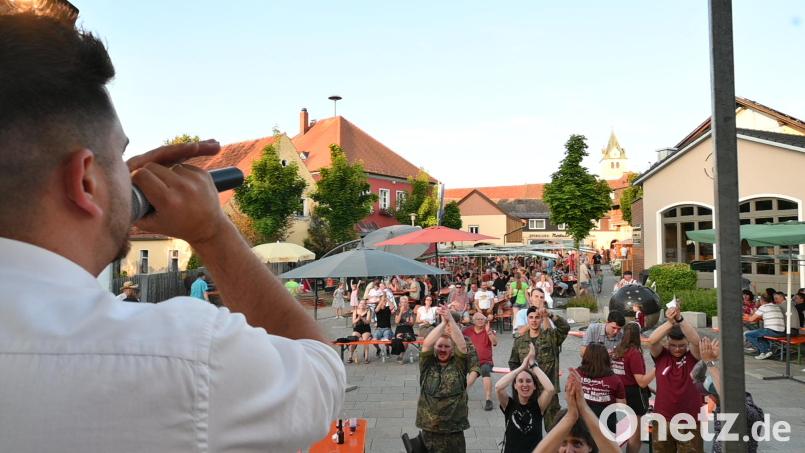 Sänger Matze der Pirker Blechmusi forderte eins ums andere Mal &quot;Die Hände hoch!&quot;. Bild: kki
