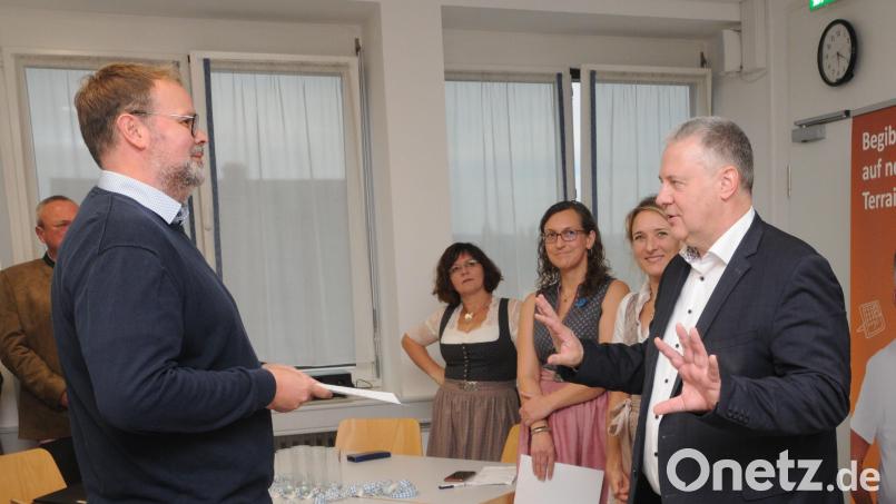 Im Oktober 2023 händigten Landrat Richard Reisinger, vhs-Leiterin Claudia Mai und AOVE-Geschäftsführerin Katja Stiegler (von rechts) die ersten Zertifikate an die Heimat- und Kulturführer aus. Bild: Joachim Gebhardt