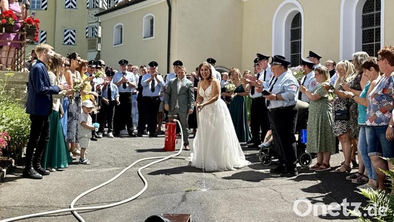 Mittels Kübelspritze musste das Brautpaar einen Eimer umspritzen. Bild: nza