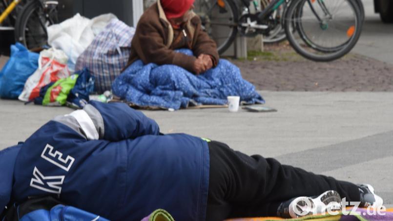 Damit es nicht soweit kommt, dass wohnungslose Menschen auf der Straße landen: Die Kreis-Caritas bietet ihre Hilfe an. Symbolbild: Holger Hollemann/dpa