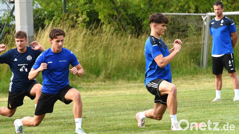 Kräftigungsübungen gehören auch dazu - unter dem strengen Blick von Trainer Michael Riester (rechts) starteten die Spieler der SpVgg SV Weiden am Montagabend in die Saisonvorbereitung. Bild: Büttner
