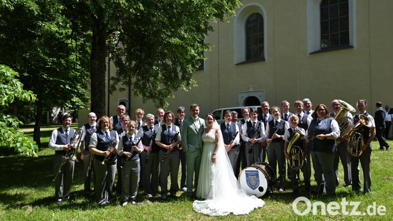 Die Musiker der Werkvolkkapelle Schlicht gratulierten, neben den beiden Vorständen Anja Bauer und Sabine Kredler, dem Brautpaar Nathalie und Philipp Kogelbauer auch musikalisch zur Hochzeit. Bild: Lena Wiesnet
