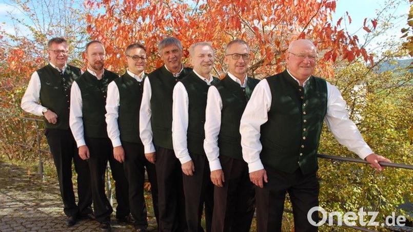 Die Dieterskirchner Sänger in der jahrelangen Besetzung mit (von rechts) Manfred Schwander, Richard Brunner, Georg Haider (verstorben), Sepp Heigl, Andreas Bauriedl, Martin Greber und Leiter Erwin Wutz (verstorben). Bild: Archiv Dieterskirchner Sänger