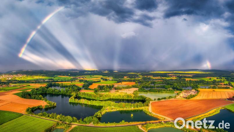 Kiesweiher bei Schwarzenfeld im Landkreis Schwandorf – mit diesem Bild hat es der Fotograf Tobias Frauendorfer ins Finale des Fotowettbewerb #meineoberpfalz geschafft. Ab sofort läuft das Öffentlichkeitsvoting über die letzten beiden Kalenderblätter. Bild: Tobi Frauendorfer