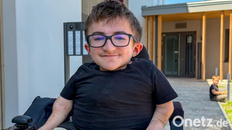 Ein Leben mit Glasknochen: Luca (17) sitzt seit seiner Geburt im Rollstuhl. Bild: Petra Hartl