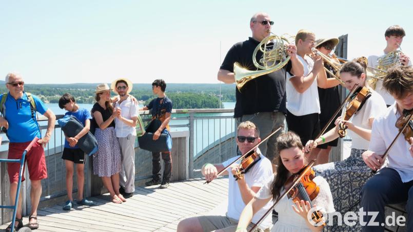 Das Prager „Pintjo Prague international Orchestra“ spielte auf der Plattform der Steinberger Erlebnisholzkugel für die Flashmob-Teilnehmer &quot;Die Moldau&quot; von Smetana. Bild: Hirsch