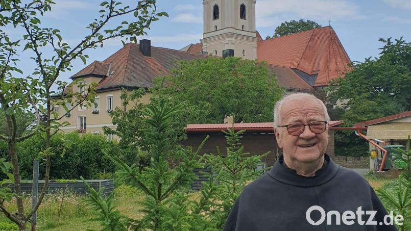 Im Klostergarten St. Felix hat sich Bruder Czeslaw immer wohl gefühlt. Einen Birnbaum hat er aus dem Obstgarten seines Vaters in Polen mitgebracht und veredelt. Die Nadelbäume hat er ebenfalls selbst gepflanzt – sie dienen noch über Jahre als Vorrat für die alljährlich benötigten Christbäume. Bild: mas