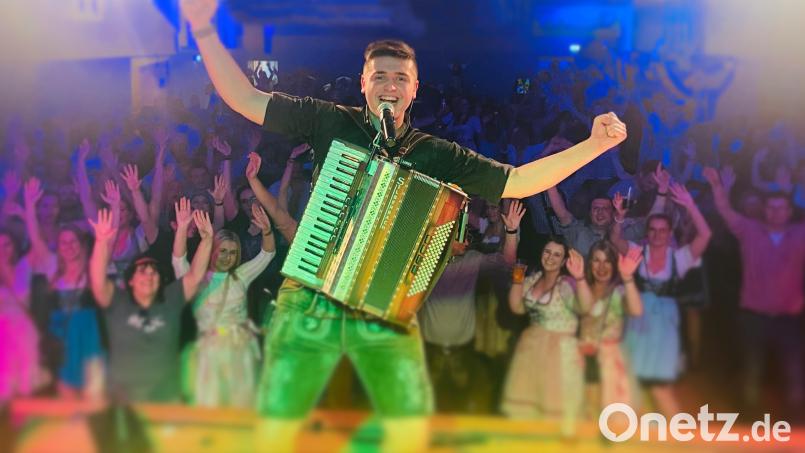 Nach dem Bieranstich am Donnerstag eröffnet Marcel Benker live das Rawetzer Volksfestl. Vier Tage lang herrscht dann Stimmung in der Rößlermühlstraße. Bild: Marcel Benker