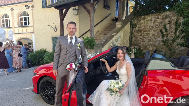 Ein Autokorso, angeführt vom Brautpaar Verena Bähnk und Andreas Müller im roten Ford-Mustang-Cabrio, führte zur Traumhochzeit auf Schloss Guteneck. Bild: jua