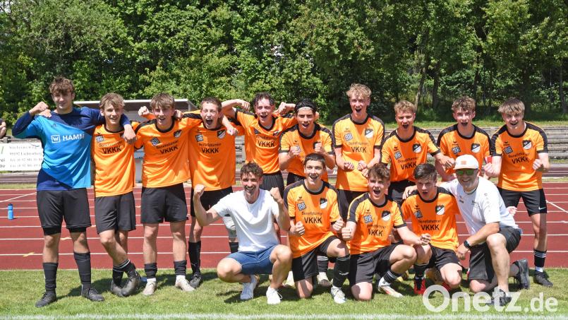 Die B-Junioren der SG Tirscheneuth stehen als Meister der Kreisliga fest. Hinten von links:Valentino Gmeiner, Felix Gebhard, Tim Männer, Michael Riedel, Pascal Kabus, Omar Sukar, Julian Gründel, Lukas Gebert, Simon Waller und Max Benesch. Vorne von links: Trainer Manuel Waller, Simon Kistenpfennig, Max Ziegler, Timo Haberkorn und Assistenztrainer Thomas Koller. Bild: Gebert