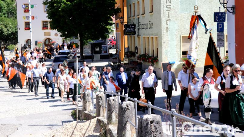 Überall leuchtete das Orange der Kolpingsfamilie: Der Festzug am Marktplatz in Kastl. Bild: Georg Dürr
