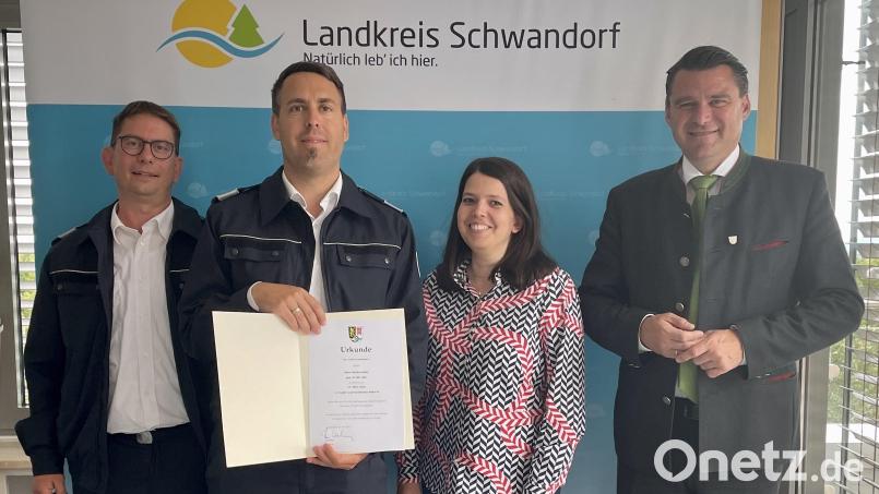Der neue Leiter der Psychosozialen Notfallversorgung im Landkreis Schwandorf: Markus Klein (Zweiter von links) erhielt die Ernennungsurkunde von Landrat Thomas Ebeling (rechts). Bild: Laura Kohl/exb