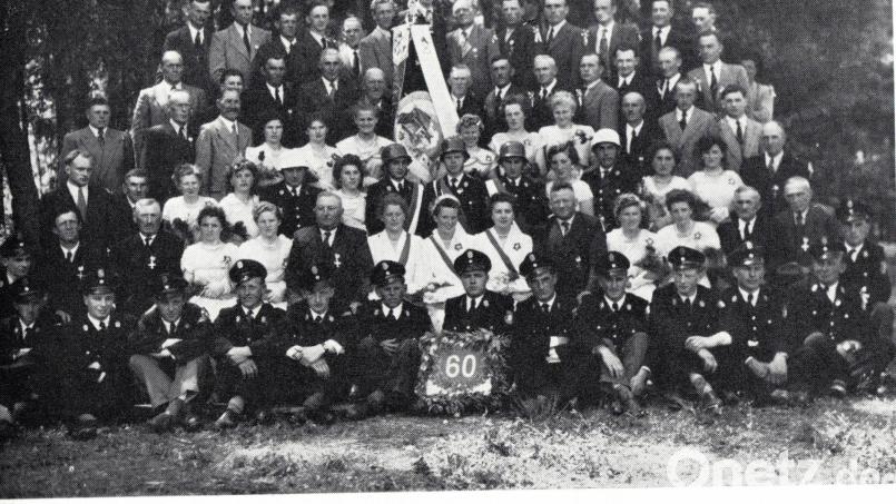 Zum 60-Jährigen, im Jahr 1955, wurde die Fahne der Feuerwehr Bernstein geweiht. Noch heute nach 70 Jahren ist sie das Aushängeschild der Wehr. Bild: Feuerwehr Barnstein