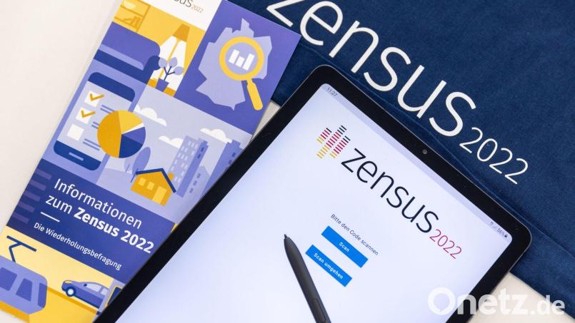 „Zensus 2022“ steht auf einem Tablet. Die Zahlen der &quot;Mini-Volkszählung&quot; haben Auswirkungen auf die Kommunalwahl im kommenden Jahr. Archivbild: Daniel Karmann/dpa/Illustration