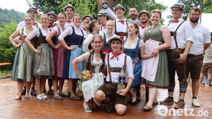 Die Weißenberger Kirwapaare mit ihrem Oberkirwapaar Anna Grädler und Lenz Radl. Bild: gru