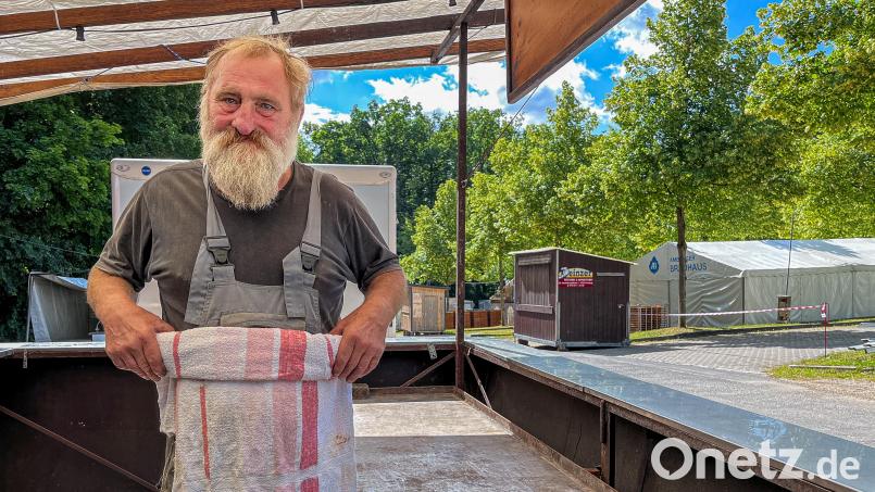 Ihn kennt praktisch jeder, der jemals schon beim Amberger Bergfest war. Peter Weigl, &quot;Chef-Brater&quot; der Metzgerei Hirsch Amberg zeigt, wie er sich mit einem Handtuch gegen die Hitze des Grills schützt. Bild: Stephan Huber