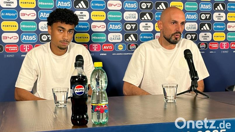 Trainer Antonio Di Salvo (rechts) und Nathaniel Brown bei einer Pressekonferenz bei der U21-EM in der Slowakei. beide gaben unterschiedliche Bezugspunkte zur Oberpfalz. Bild: Christian Kunz/dpa