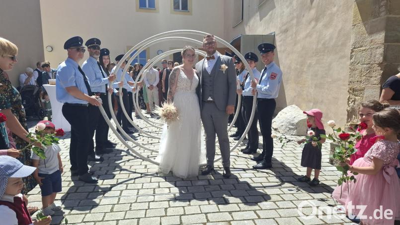 Marko Süß und Nathalie Danner heirateten in Nabburg. Spalier standen die Feuerwehr Neusath und Kindergartenkinder aus Wernberg. Bild: jua