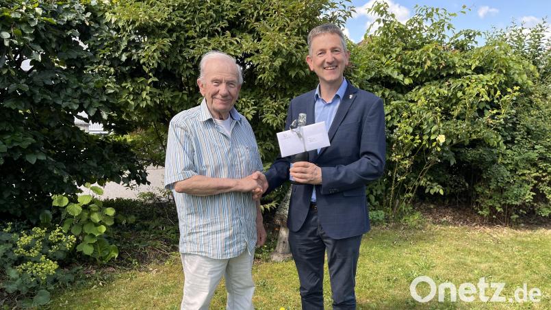 Der Ursensollener Bürgermeister Albert Geitner gratulierte Johann Stigler zum 85. Geburtstag. Bild: Regina Kießling