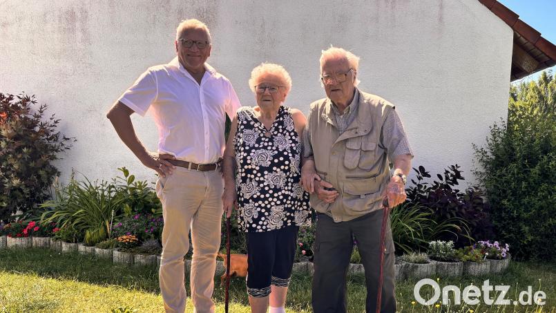 2. Bürgermeister Norbert Gradl (links) gratuliert Anna und Johann Lauber zur Eisernen Hochzeit. Bild: jma