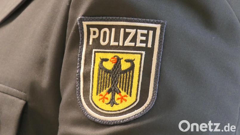 Ein ehrlicher Finder bringt einen Geldbeutel mit fast 3.000 Euro zur Polizei zurück. Bild: Bundespolizei