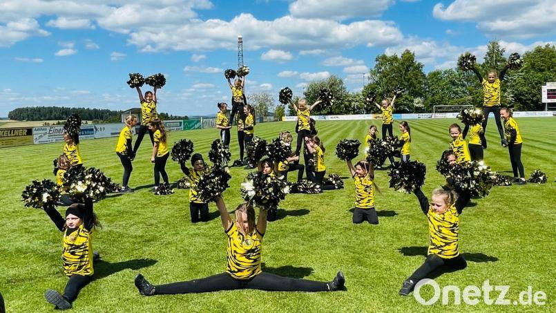 Eine Augenweide sind die Auftritte der Cheerleader-Gruppe SV-Poppis. Bild: fpoz