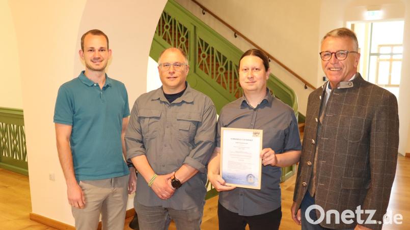Bürgermeister Franz Stahl, IT-Leiter der Stadt Tirschenreuth Christian Pößl, Landkreis-Service-Center-Informationssicherheitsbeauftragter der Gemeinden Peter Süß sowie Datenschutzbeauftragter der Stadt Tirschenreuth Nico Wiesend (von rechts) freuen sich über das Siegel. Bild: Stadt Tirschenreuth/Mirko Streich