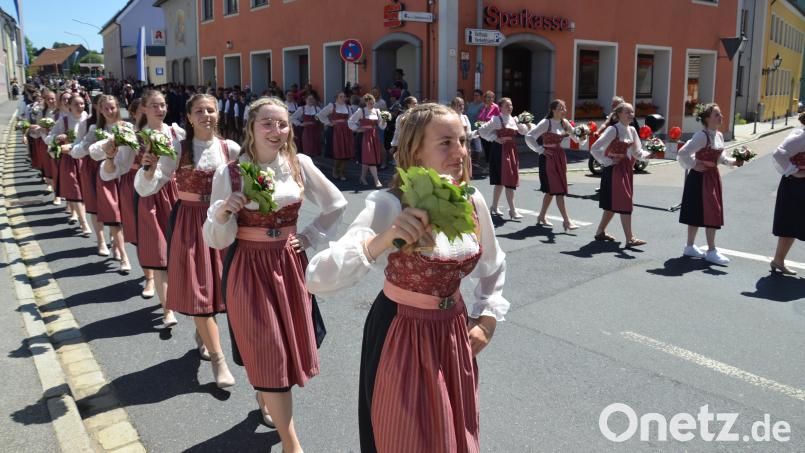 Eine Augenweide waren die Festdamen und Festburschen. Bild: gi