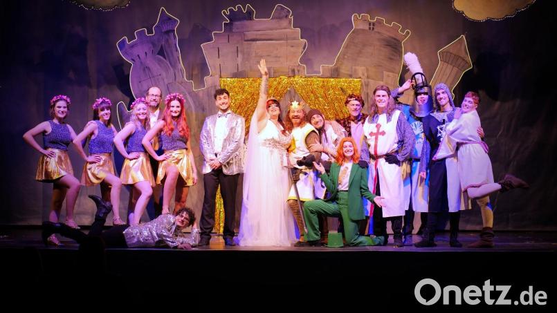 Das Ensemble von „Spamalot“ auf der Bühne. Bild: Maximilian Hegner