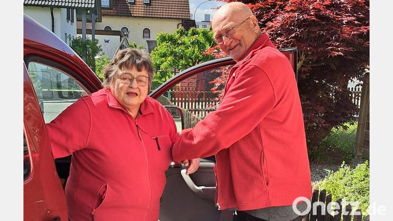 Heinz Biersack engagiert sich im Verein &quot;Gemeinschaft Generationen Hand in Hand&quot; und hilft Roswitha Witzl aus dem Auto, die ebenfalls Vereinsmitglied ist. In 70 bis 80 Prozent der Hilfseinsätze des Vereins geht es um Fahrten, zum Beispiel zum Arzt. Bild: GeHiH e. V.