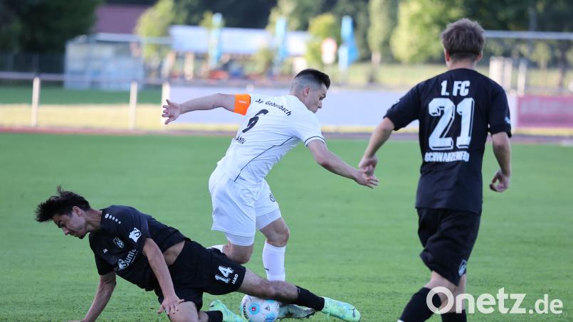 Gebenbach Kapitän Patrick Hofmann (Mitte) im Zweikampf mit FC-Neuzugang Muhammadjon Komilov.(links). Bild: Dieter Jäschke