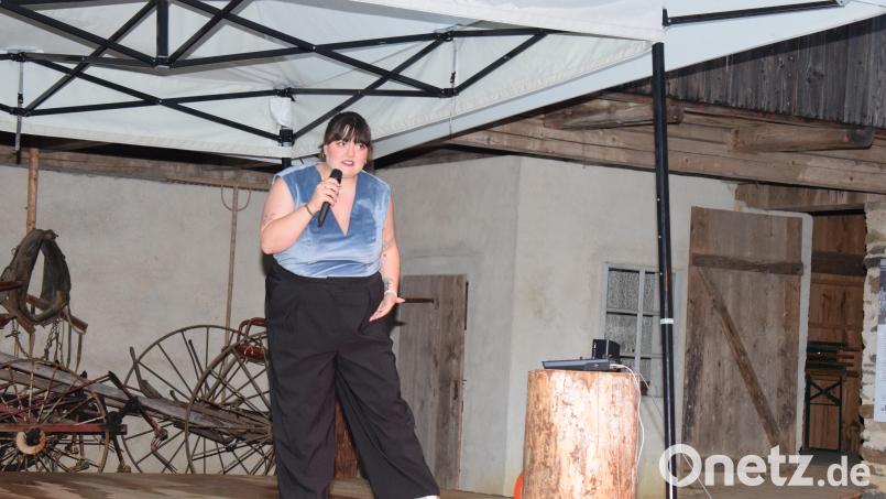 Mit ihrem Soloprogramm &quot;Bis jetzt!&quot; begeisterte die niederbayerische Kabarettistin Teresa Reichl das Publikum auf der neuen Freilichtbühne der Freilandmuseums Neusath. Die Publikumsränge waren bis auf den letzten Platz besetzt. Bild: bnr